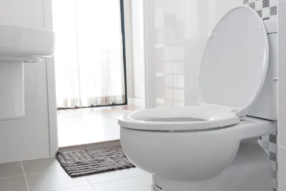 Saubere weiße Toilette in einem Badezimmer